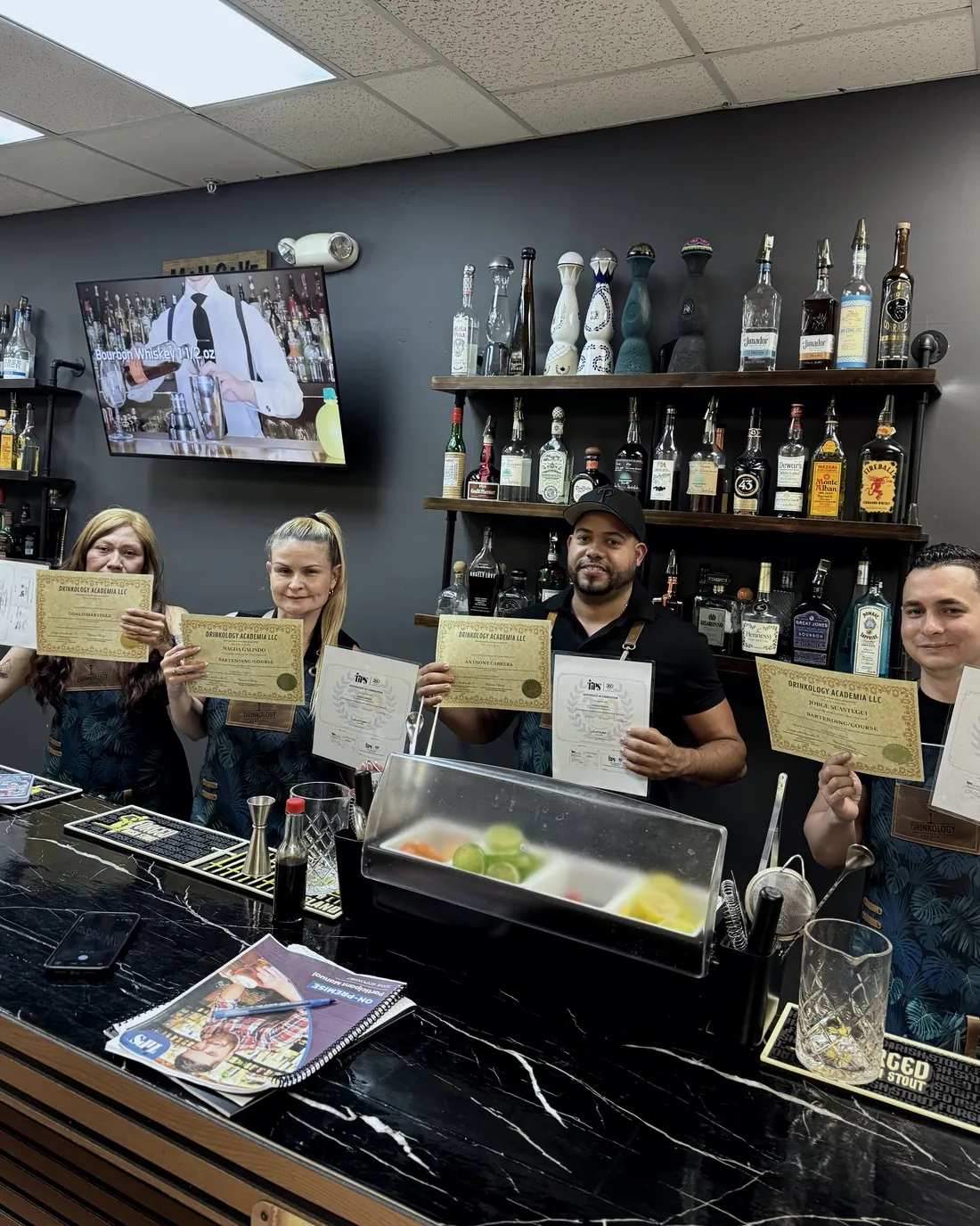 Graduados de Drinkology Academia con sus certificados