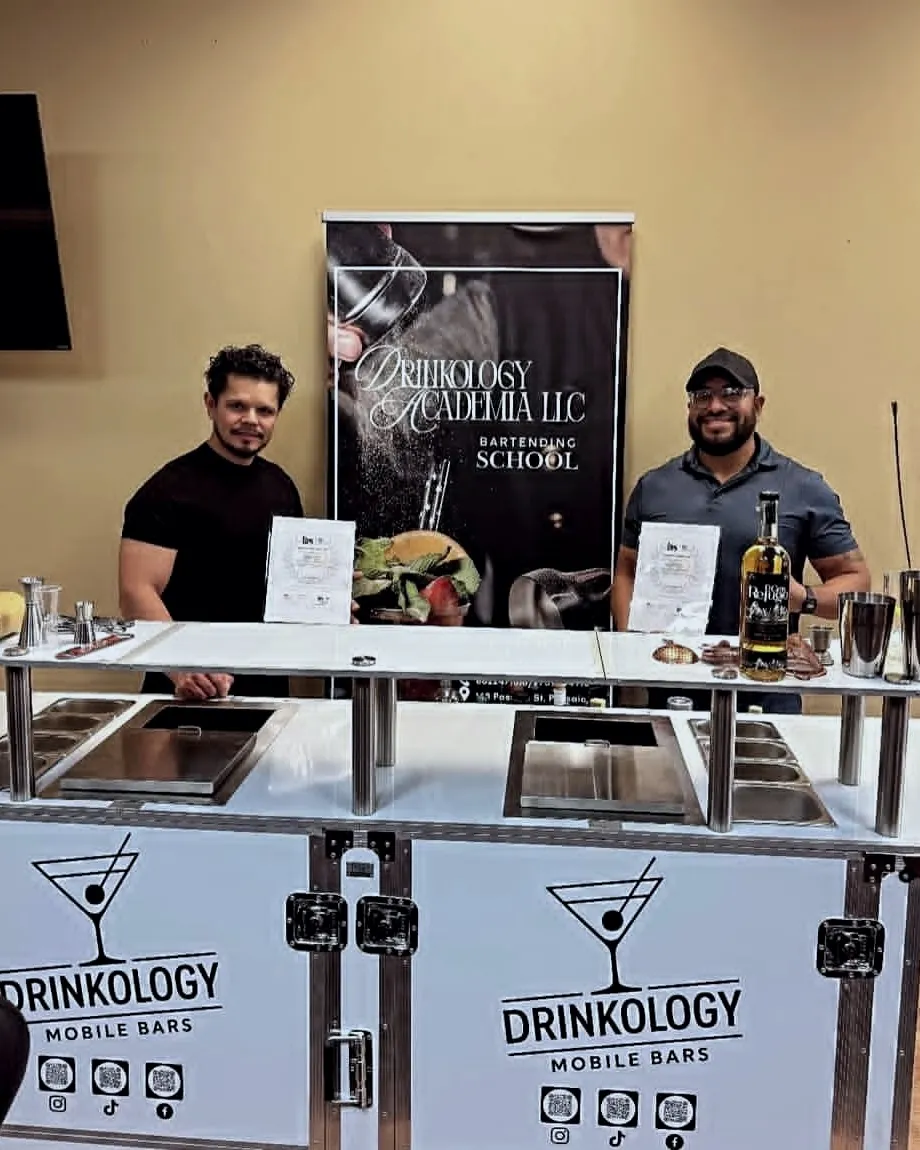 Barra móvil Drinkology montada para un evento
